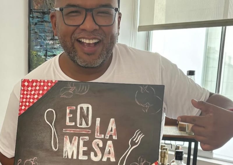 Choca Mandros estrenó "En la mesa" dedicado a la gastronomía local.