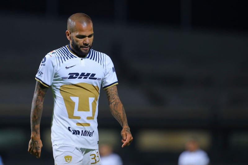 Pumas rescindió el contrato de Dani Alves por la denuncia que enfrenta.