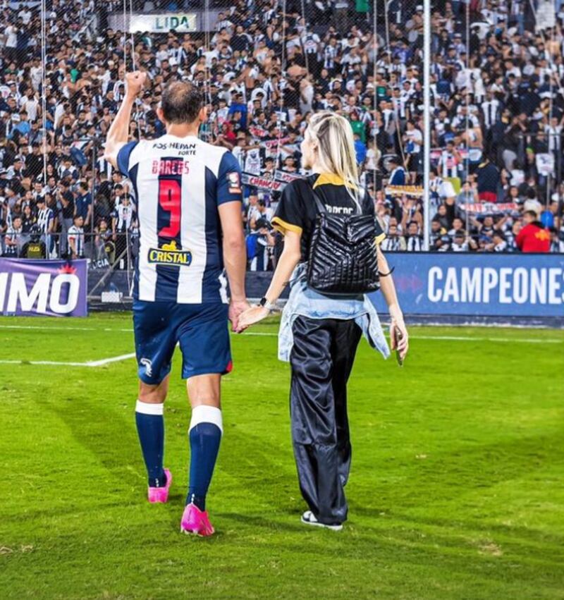 Hernán Barcos y esposa Giuli Cunha aplaudiendo a Alianza Lima