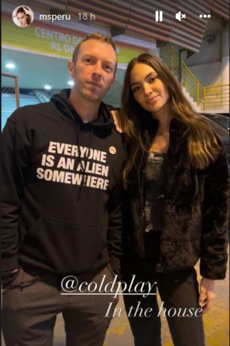 Chris Martin, de la banda Coldplay, y Natalie Vertiz.