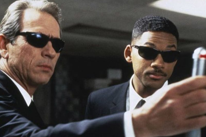 Los actores principales de 'Men in Black' en una escena de la película.