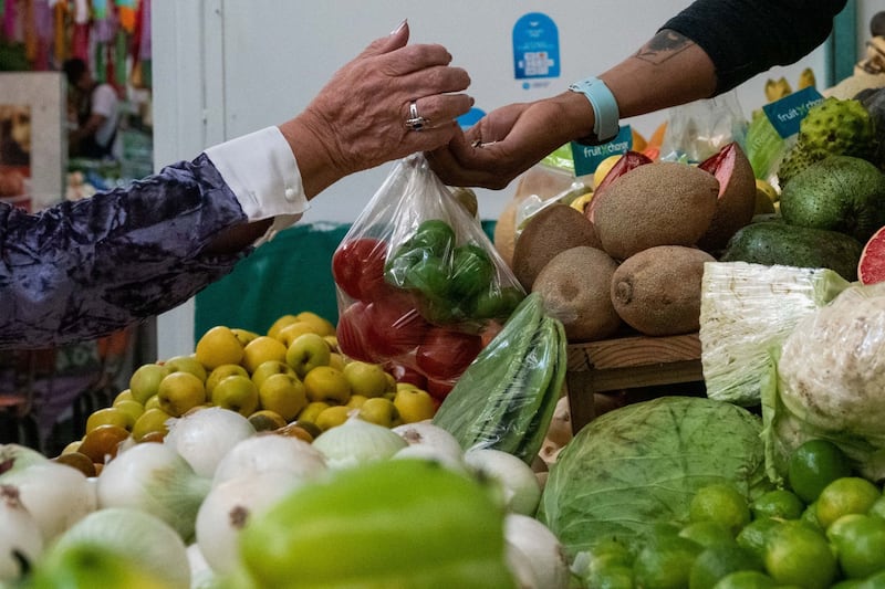 El Coneval señaló que una sola persona requiere cuatro mil 565 pesos al mes para comer y cubrir el costo de servicios básicos.