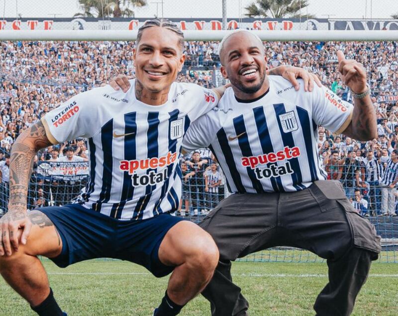 Paolo Guerrero y Jefferson Farfán posan con la camiseta de Alianza Lima.