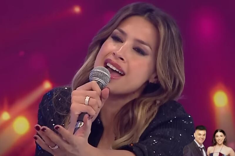 Milett Figueroa presume su talento en el canto en la TV argentina.