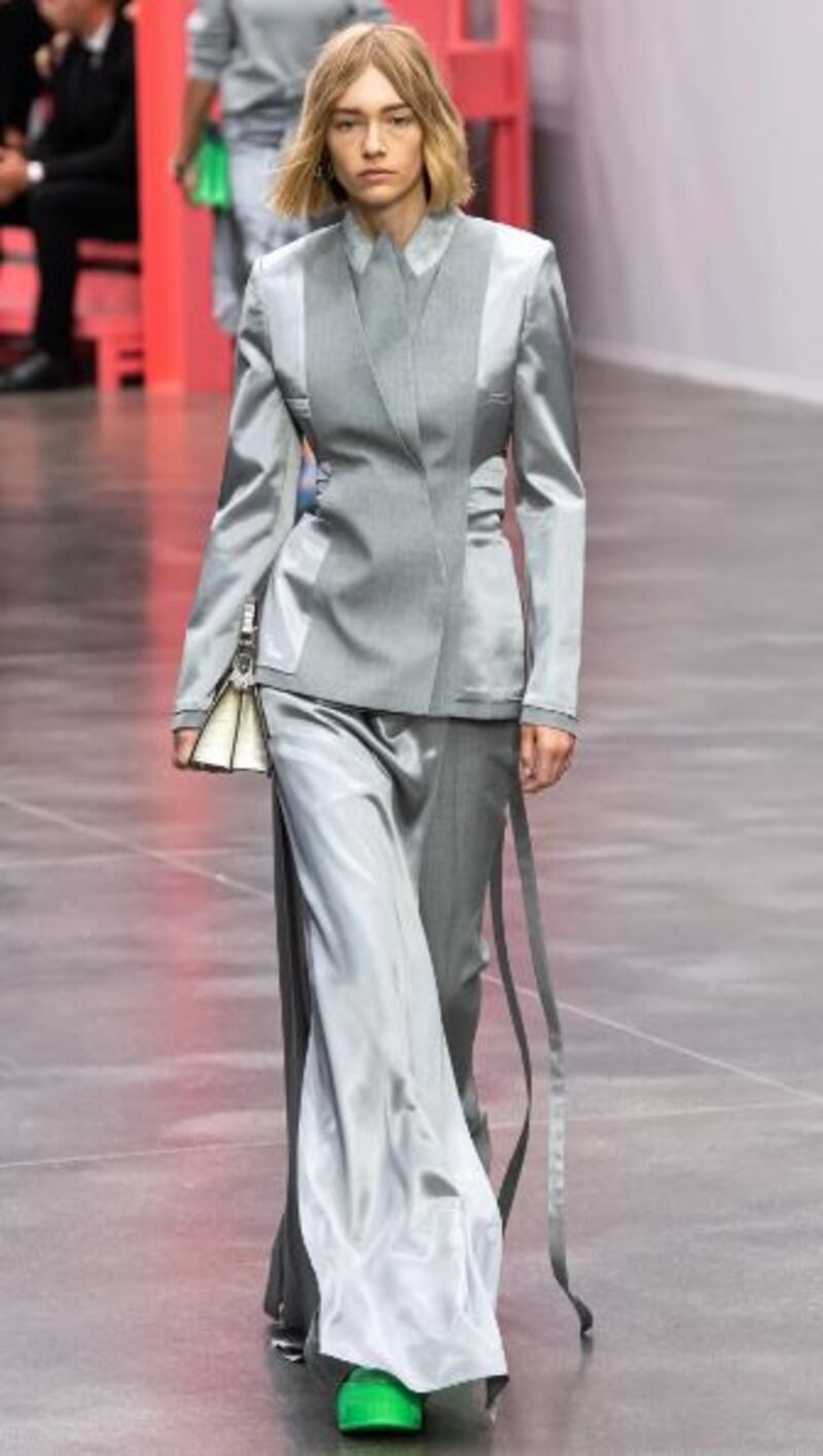 Traje sastre satinado de Fendi, Primavera-Verano 2023.