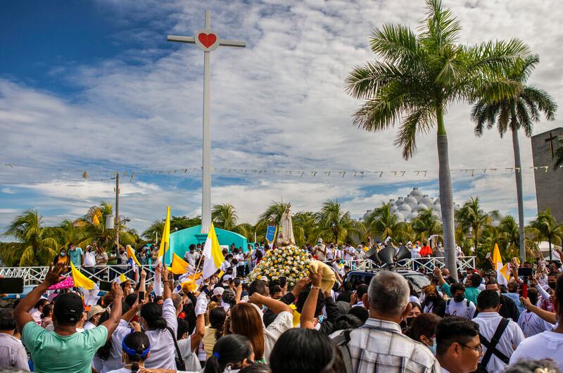 Cientos de fieles participan en una procesión a la catedral de Managua, Nicaragua, el sábado 13 de agosto de 2022.