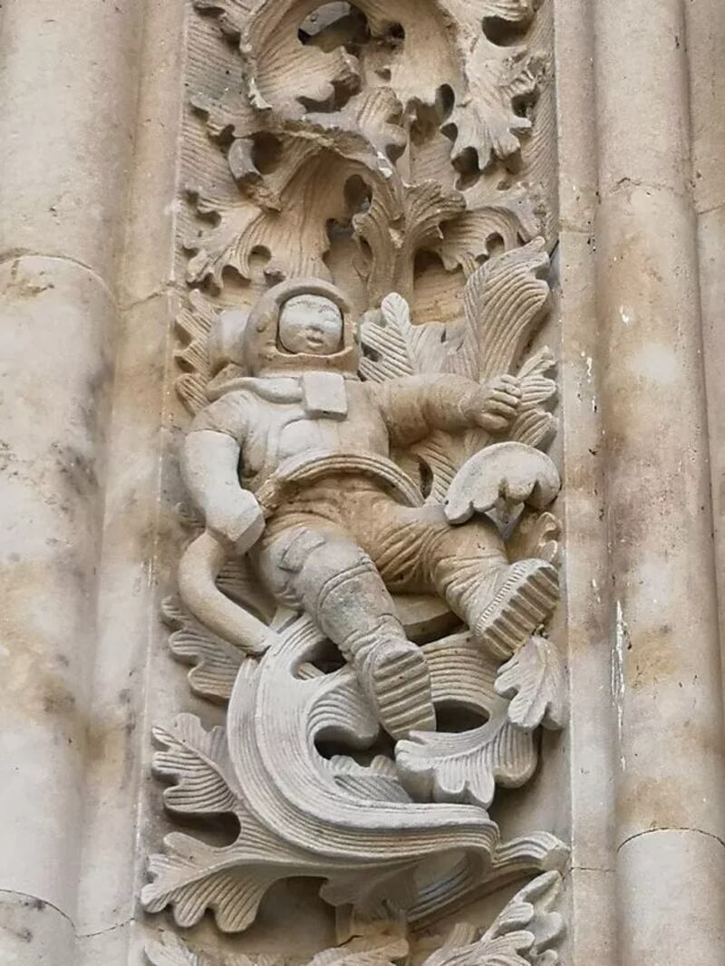 La figura de un astronauta aparece en la fachada arquitectónica de una catedral del siglo XVI en España. ¿Otro viajero en el tiempo?
