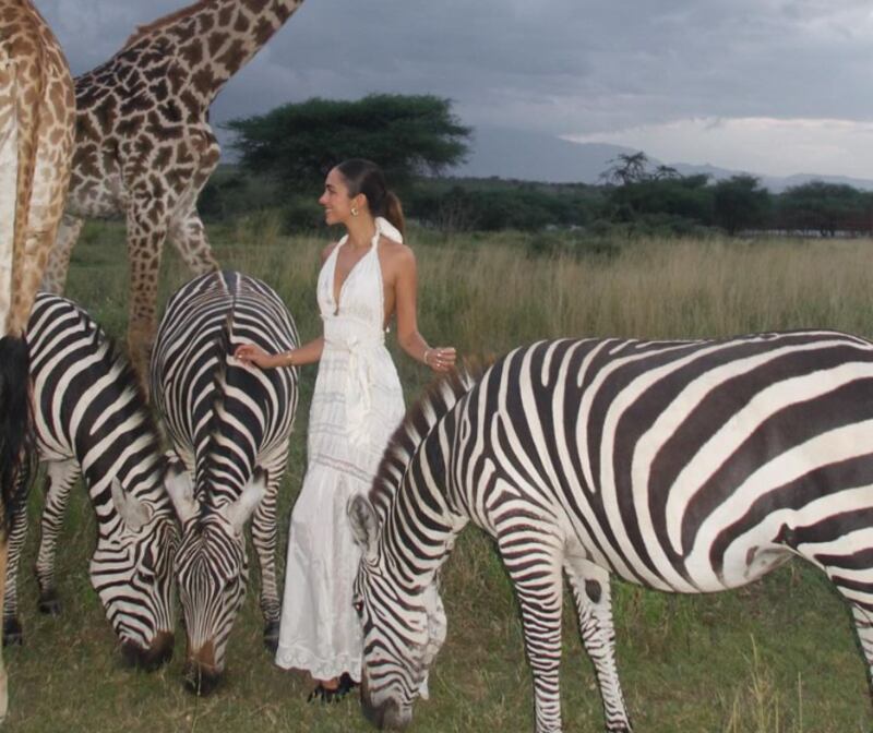 Luana Barrón fue criticada por posar con animales salvajes en pleno safari.