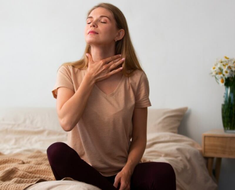 Mujer de tiro completo practicando yoga facial