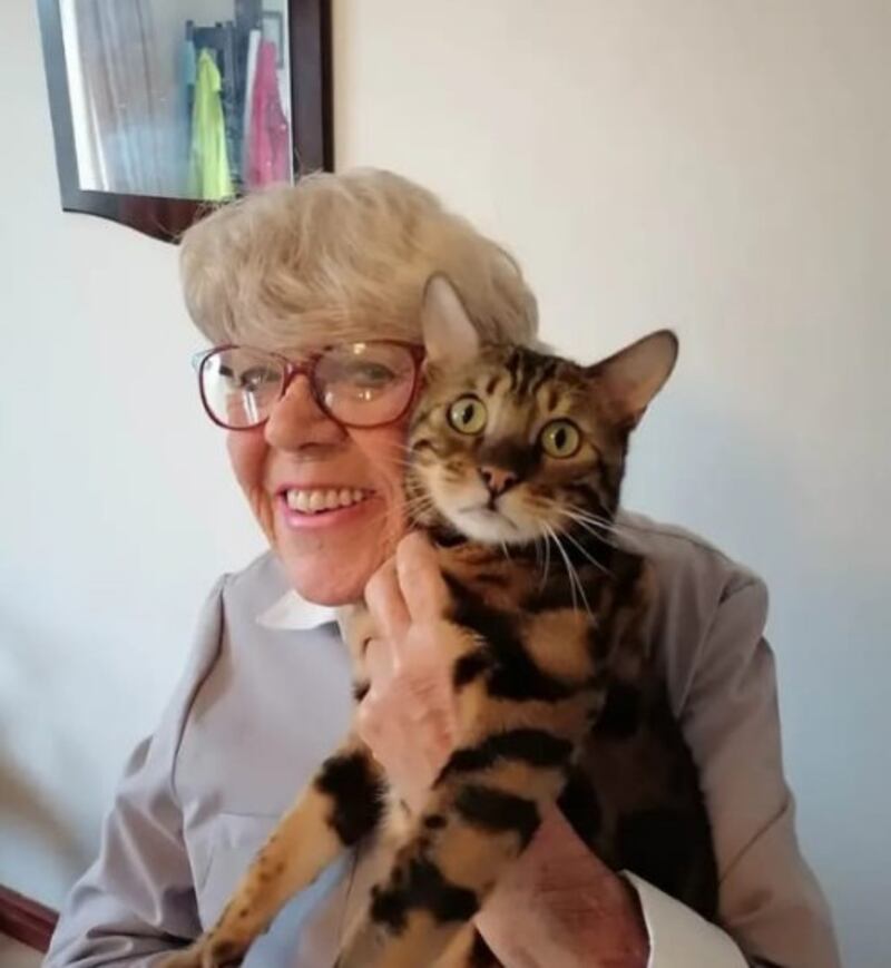Iris vive actualmente con su gato, al cual describe como su "compañero perfecto"