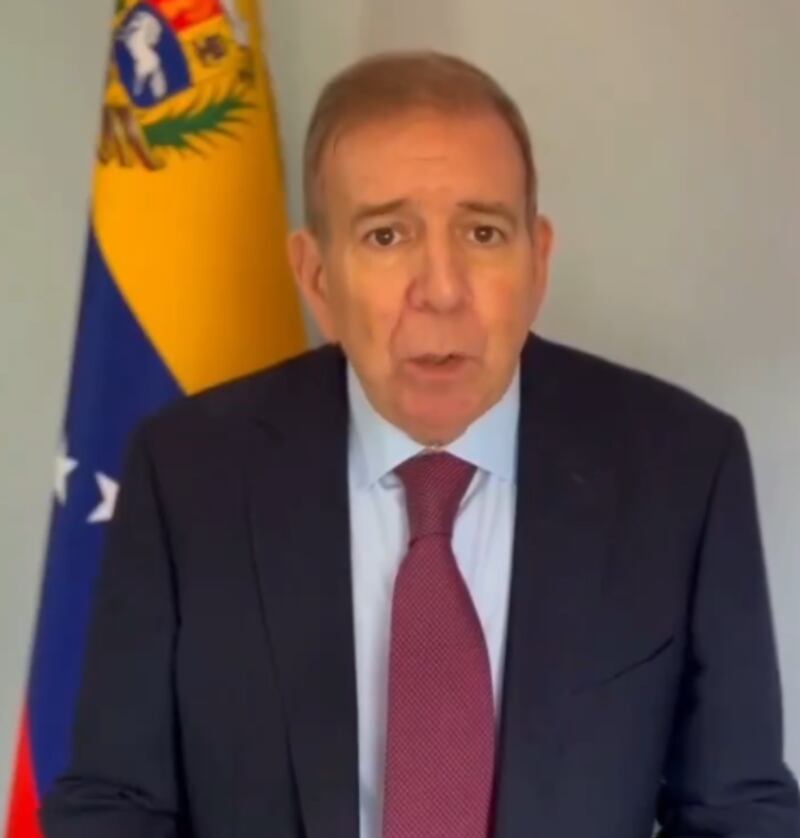 Edmundo González Urrutia se defiende de nuevas acusaciones del chavismo en Venezuela.