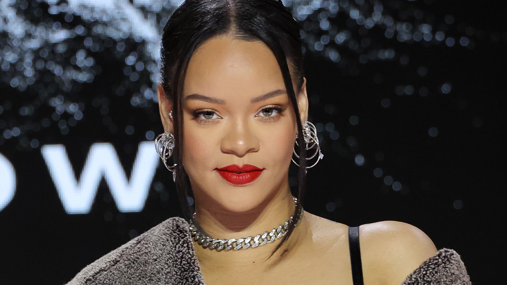 Rihanna impone el tubi dominicano como peinado glamoroso en Nueva York