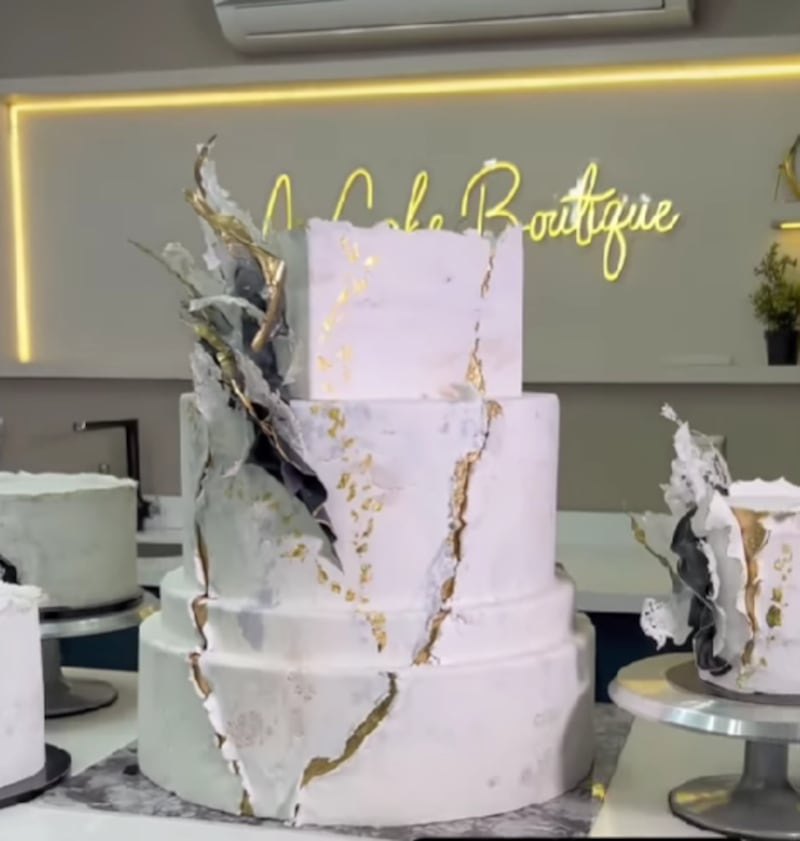 Así quedó la enorme torta de boda de Melissa Paredes y Anthony Aranda.