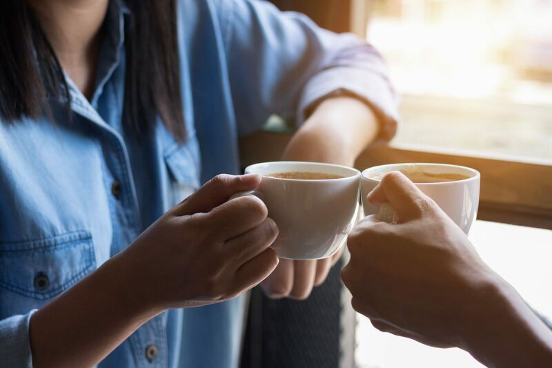 La taquicardia es uno de los síntomas de sobredosis de café.