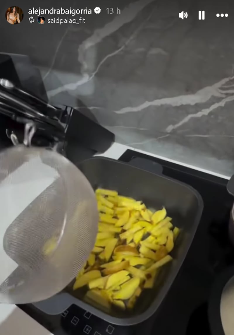 Alejandra Baigorria preparando sus famosas papas fritas