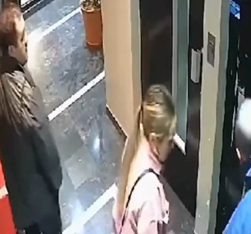 Jóvenes quedaron atrapados en el ascensor poco antes del partido de fútbol.