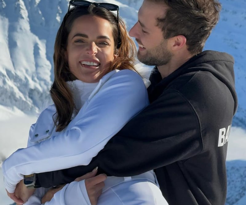 Carolina Braedt recibió “la roca” de manos de su pareja, el francés Anders Partouche.