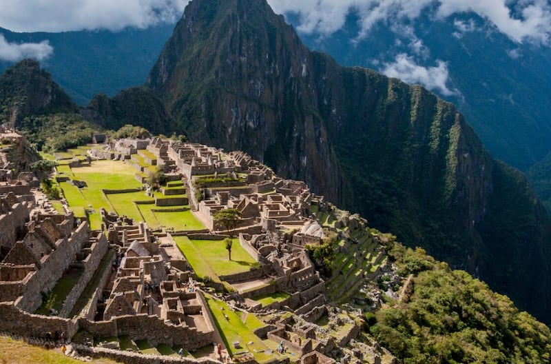 Vista de pájaro de la impresionante montaña Machu Picchu en Perú