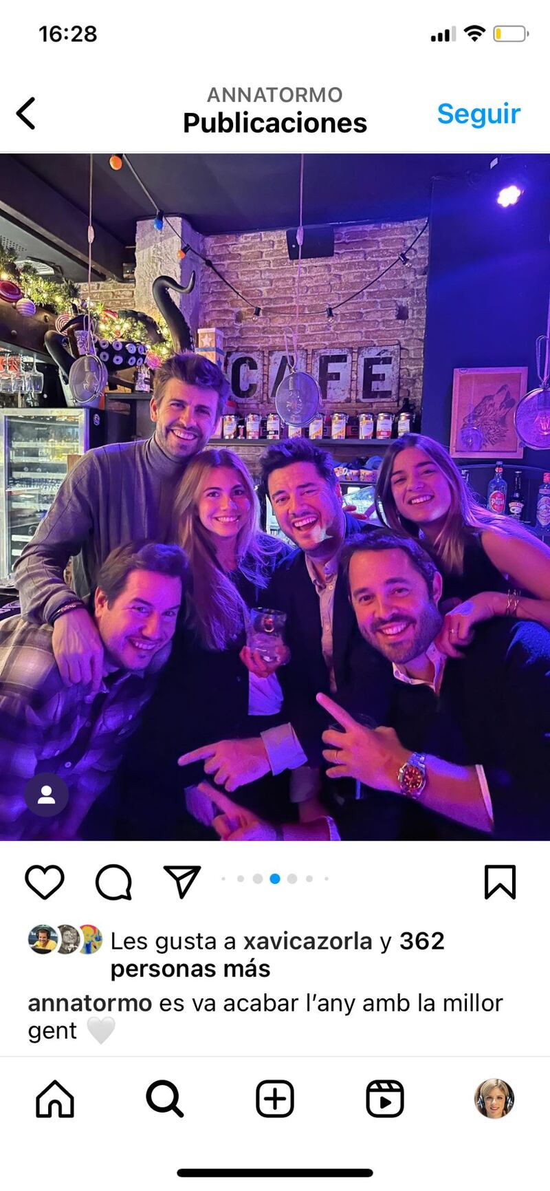 Gerard Piqué y Clara Chía Martí celebrando con amigos