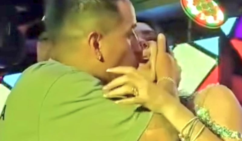 Christian Cueva le roba beso a Pamela Franco en pleno escenario.