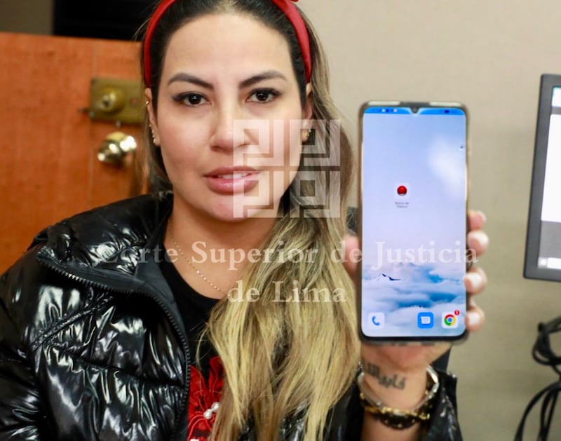 La Corte de Lima instaló el aplicativo “Botón de Pánico” en el celular de Pamela López Solórzano, como parte de las medidas de protección otorgadas por el 8° Juzgado de Familia, contra su esposo, el futbolista Christian Cueva Bravo por violencia física y psicológica.