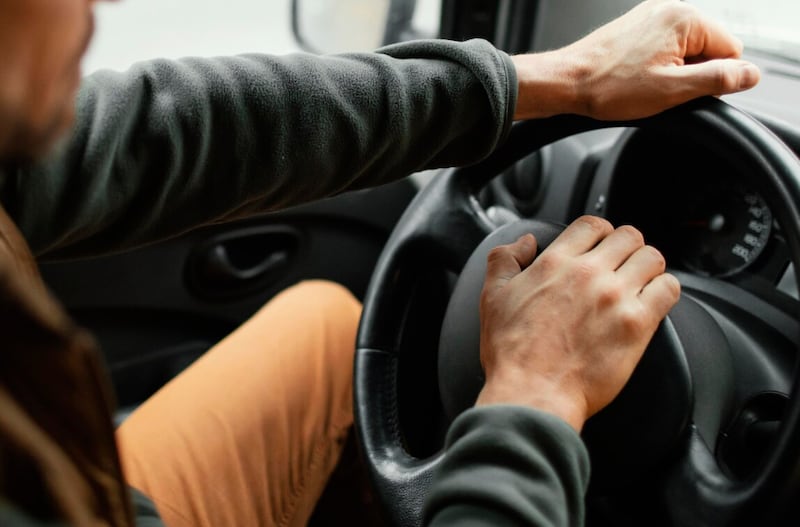 Hombre en la conducción de automóviles