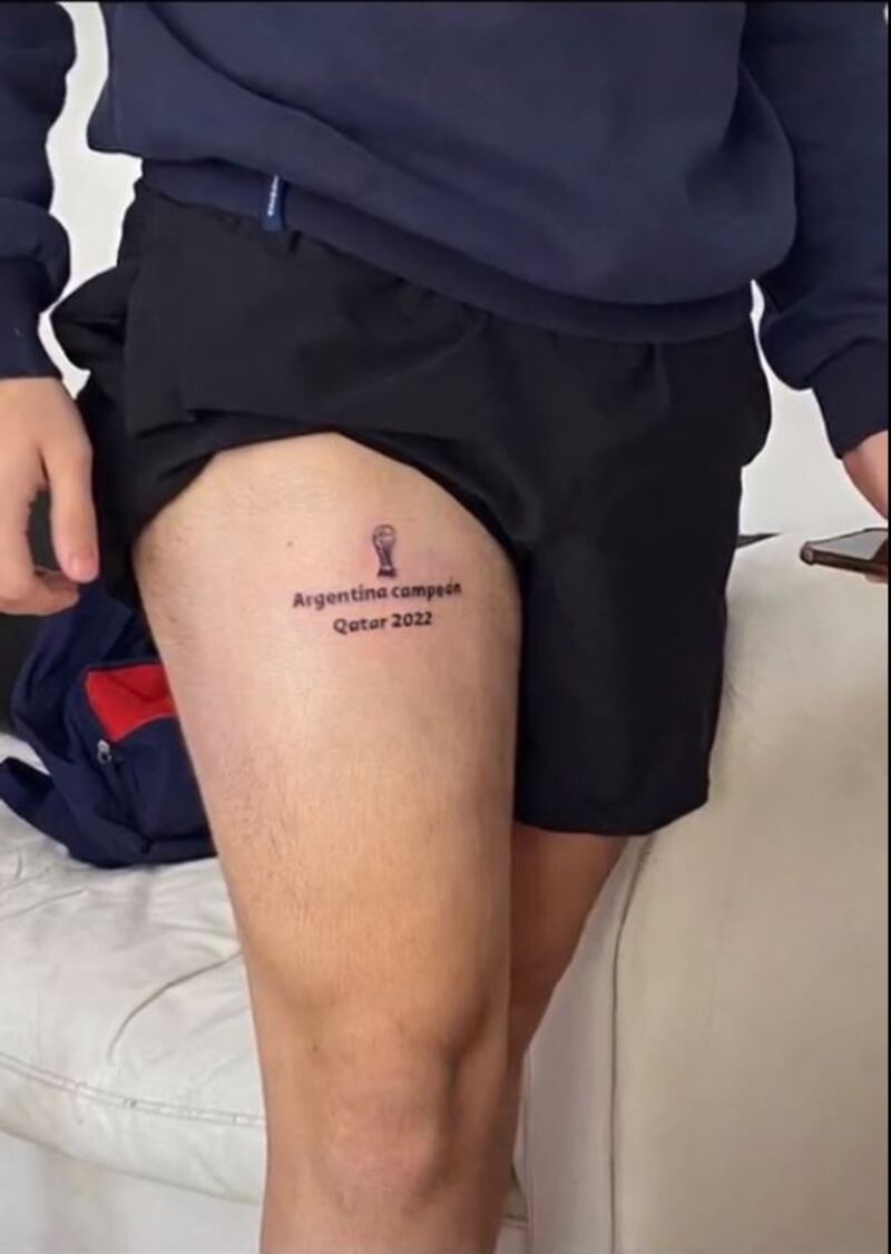 Hincha de Argentina se tatuó: “Argentina campeón de Qatar 2022”