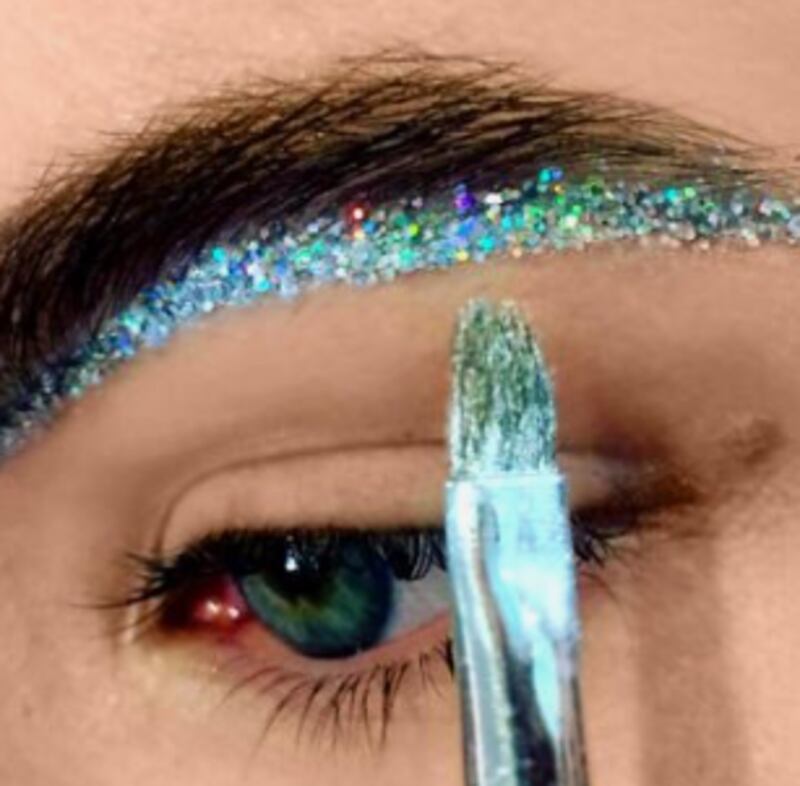 Cejas con glitter.