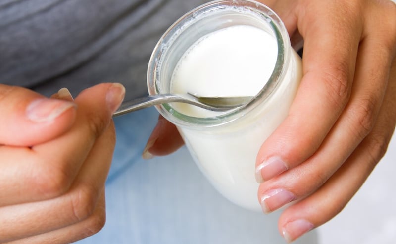 Primer plano de comer yogur femenina