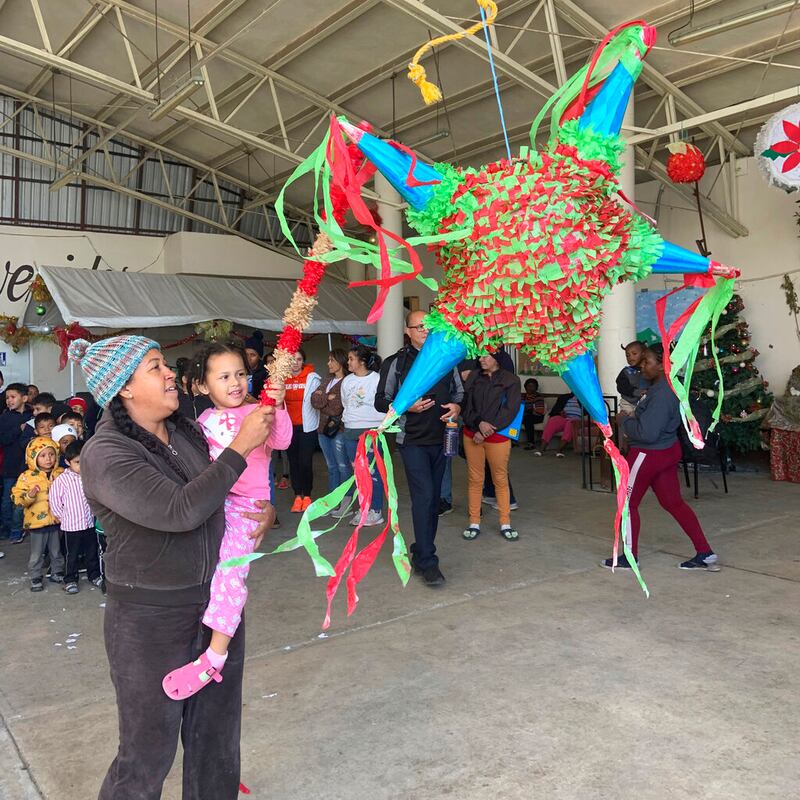 Migrantes celebran Navidad en la frontera.