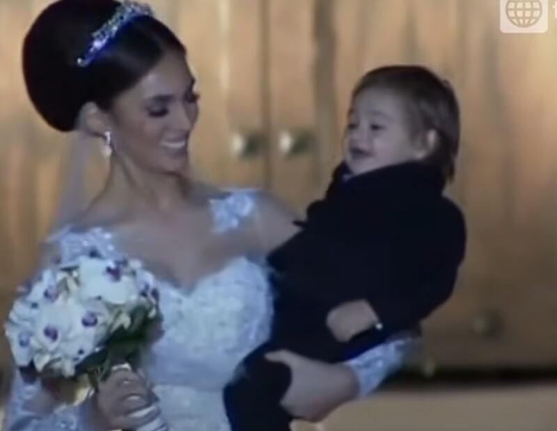 Natalie Vértiz caminó en su boda con su hijo Liam.