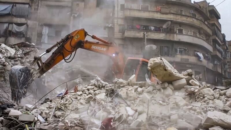 Un edificio derrumbado tras un terremoto en Iskenderun, distrito de Hatay, Turquía