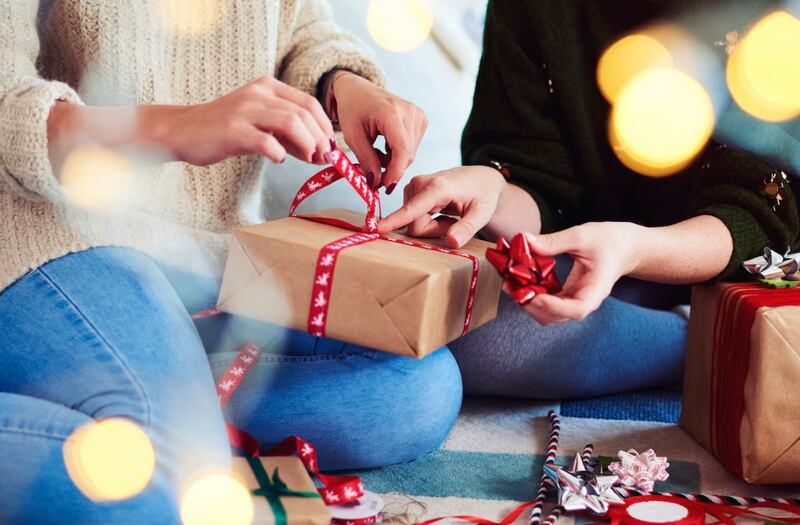 Dos amigos preparando regalos de Navidad para Navidad