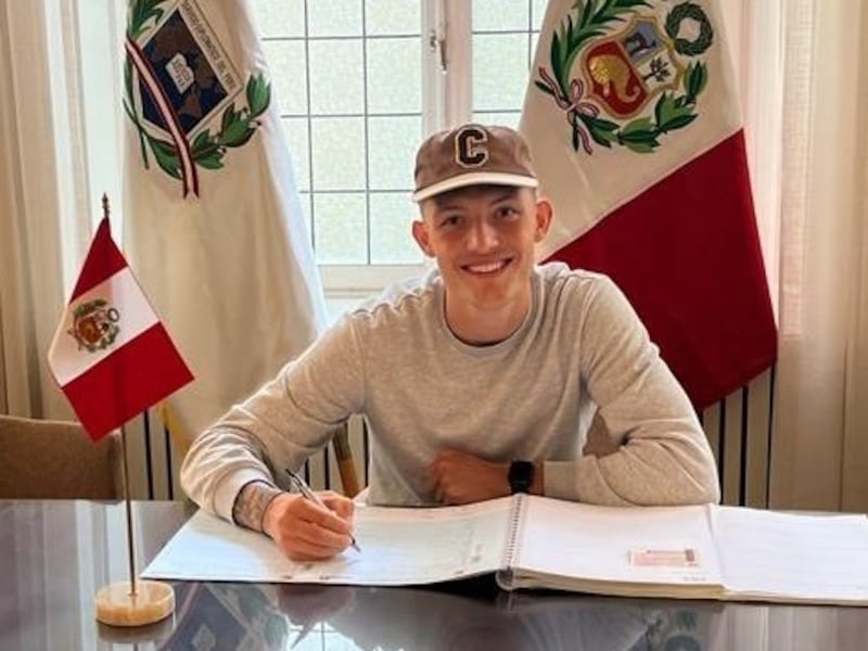 Oliver Sonne en la embajada del Perú en Suecia.