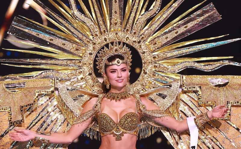 Miss Universo: Tati Calmell desfila con traje típico inspirado en Inti, Dios Sol.