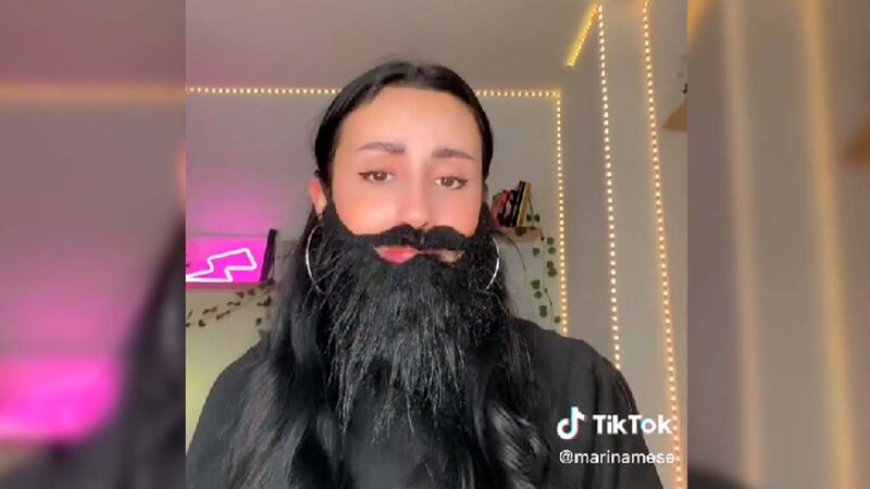 Se siente más protegida usando la barba postiza