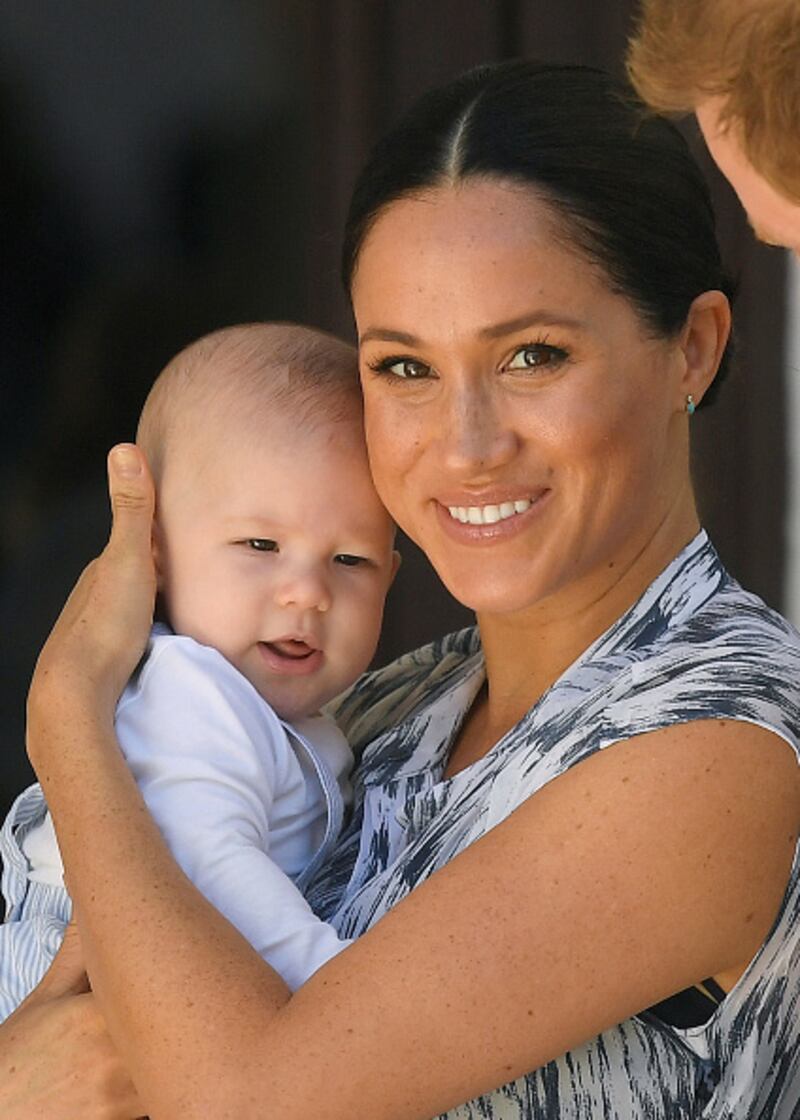 Meghan Markle posando junto a Archie