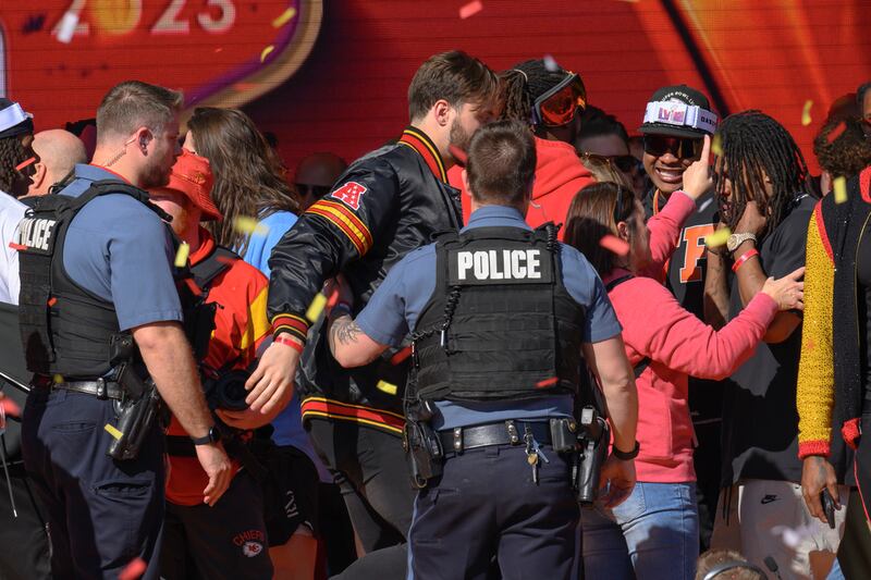 Una persona falleció y hay varios heridos. (Foto: AP)