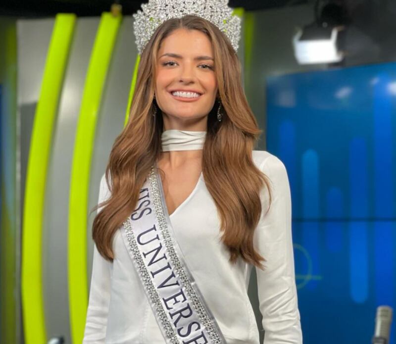 Tati Calmell fue coronada Miss Perú 2024.