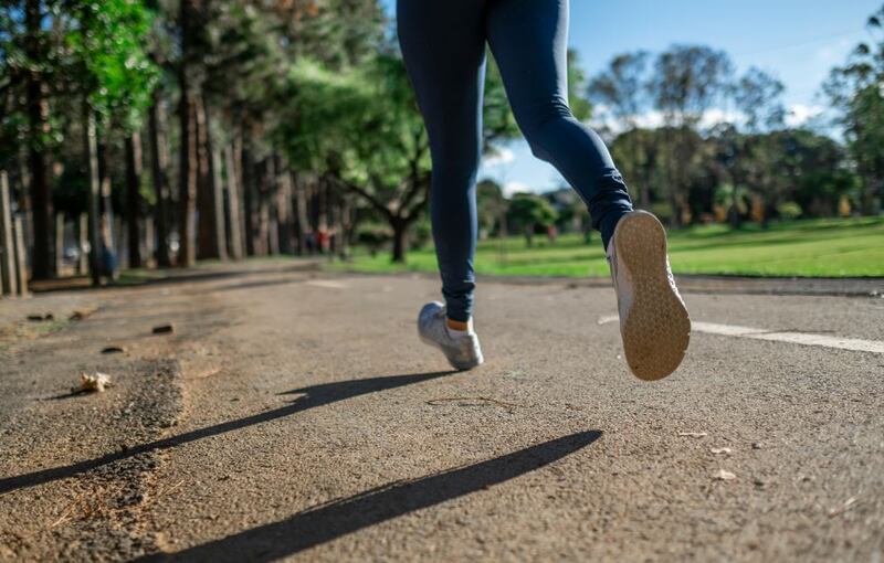 Salir a caminar es una actividad al alcance de cualquiera con grandes bondades para la salud