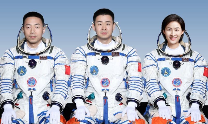 Los taikonautas (astronautas de China) Chen Dong, Liu Yang y Cai Xuzhe