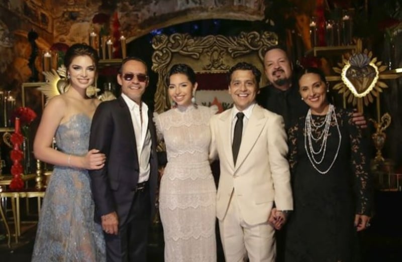 Marc Anthony y Nadia Ferreira con los novios