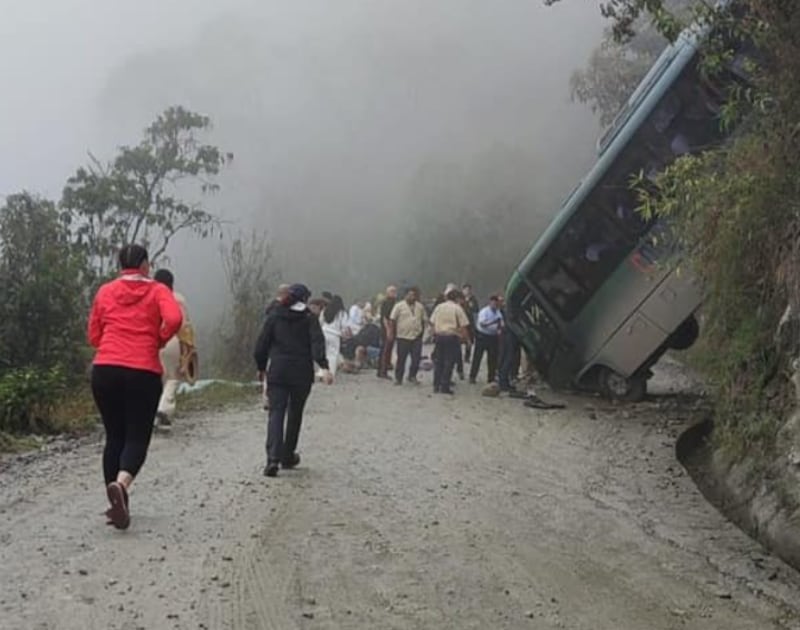 Bus turístico se volcó en carretera vía Machu Picchu, Cusco,  y dejó a más de 15 turistas heridos.