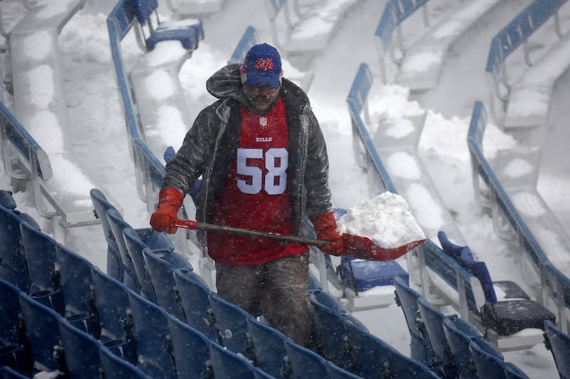 Remueven nieve del estadio