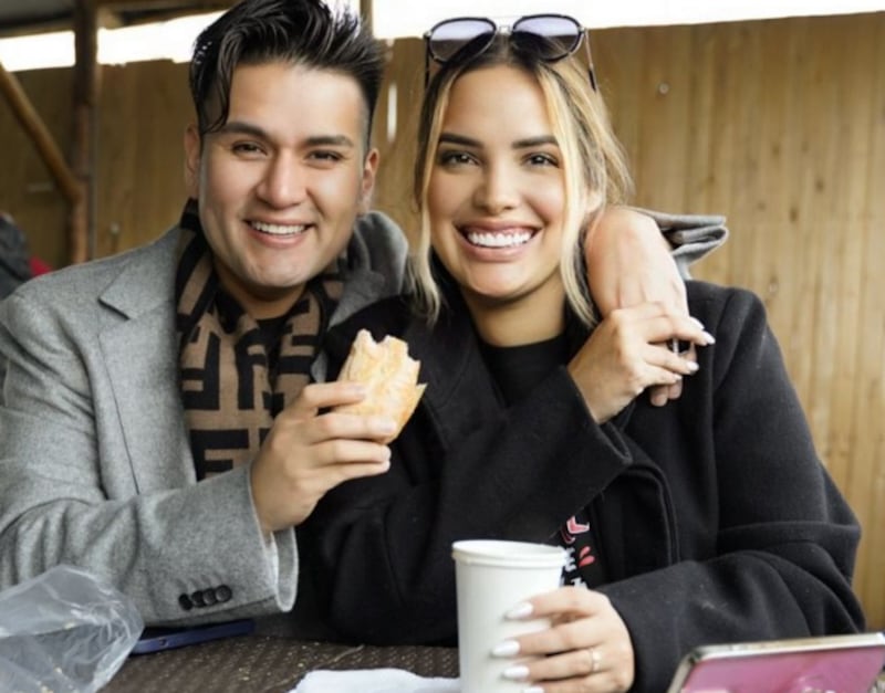 Cassandra Sánchez junto a Deyvis Orosco antes del estreno de su bioserie "Tu nombre y el mío".