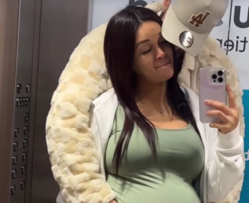 Angie Arizaga y Jota Benz listos para el nacimiento de su bebé.