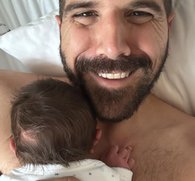 "Aprendiendo a ser papá": José Peláez comparte tiernas fotos junto a su bebé.