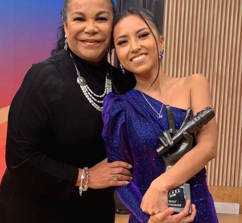 Lita Pezo celebra premio La Voz junto a su coach Eva Ayllón.