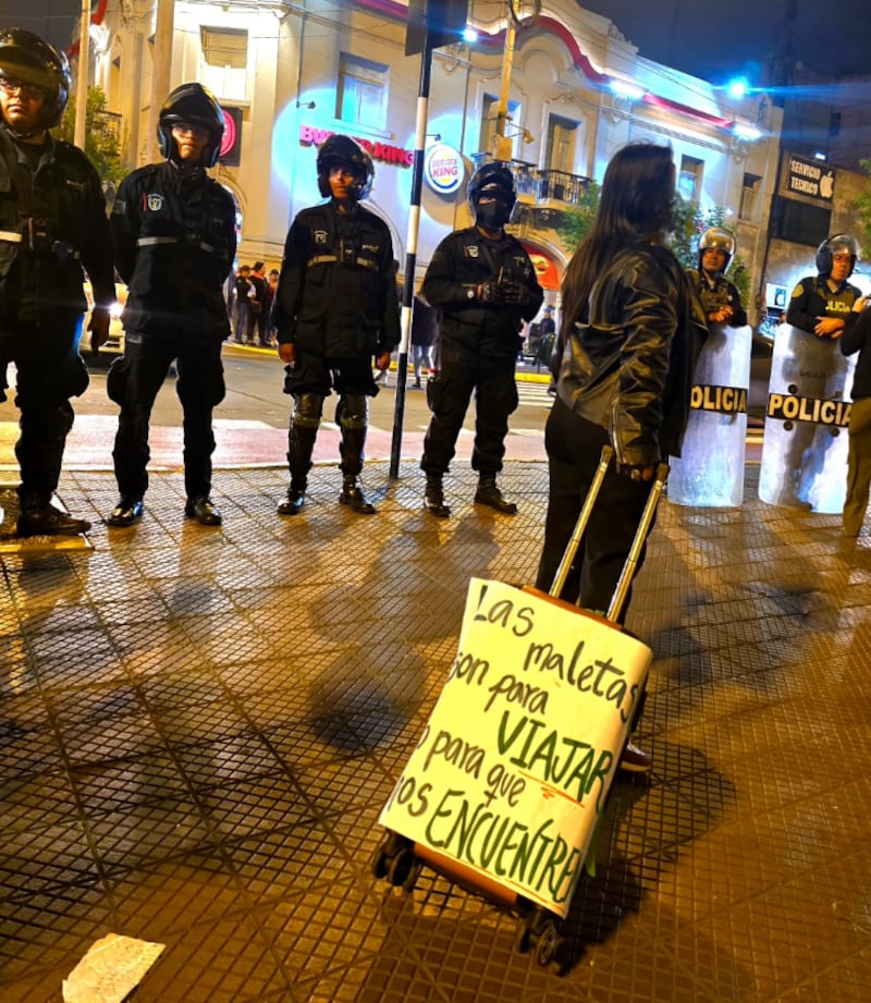 MARCHAN EN PERU POR DÍA INTERNACIONAL DE LA VIOLENCIA CONTRA LA MUJER