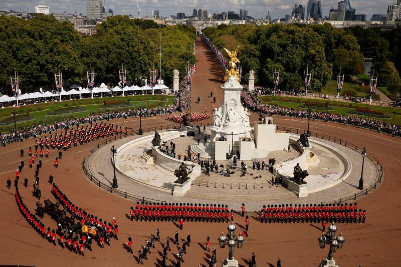 Reina sale por última vez de Palacio de Buckingham